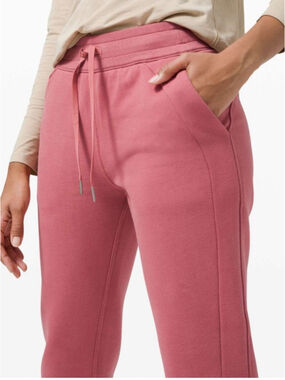 Lululemon Scuba High-Rise French Terry Jogger Sz 6 in Briar Rose